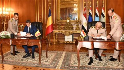 وزير الدفاع يبحث مع نظيره الروماني سبل تعزيز العلاقات العسكرية بين الجانبين