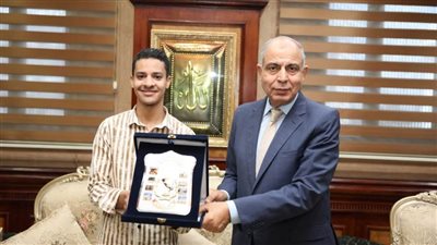 محافظ المنيا يكرم الفائز بالمركز السادس على مستوى الجمهورية بمسابقة 