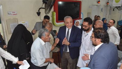 بالصور.. محافظ الغربية يفاجئ عيادة للتأمين الصحي ويستمع للمرضى وكبار السن
