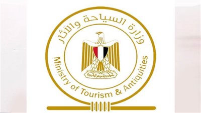 السياحة توضح حقيقة الصور المتداولة حول أغطية بلاستيكية ممزقة بمحيط المتحف الكبير