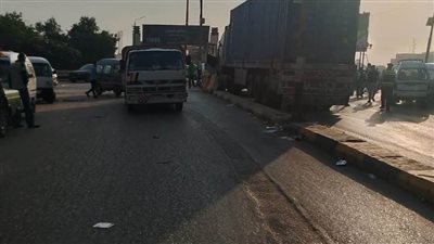 إعادة الحركة المرورية بطريق كفر الجزار في بنها بعد تعطله بسبب تريلا