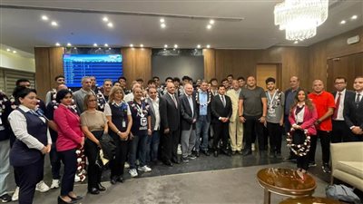 وزير الشباب والرياضة يستقبل بعثة منتخب اليد المتوجه بفضية المونديال بالورود في المطار