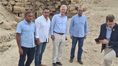 ملك بلجيكا يقوم بجولة خاصة بسقارة وأبوصير بعد افتتاح المتحف المصري الكبير