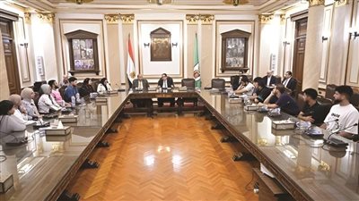 رئيس جامعة القاهرة يلتقي طلاب كلية التجارة ويصدر قرارات فورية لحل مشكلاتهم