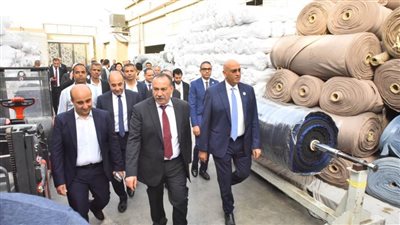 محافظ أسيوط ورئيس جهاز تنمية المشروعات يتفقدان المصانع بمنطقة الصفا الصناعية