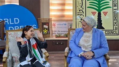 رئيسة الطفولة والأمومة تمنح الطفلة الفلسطينية 