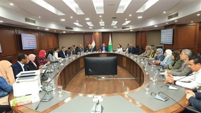 محافظ الجيزة يشهد إجراء القرعة الإلكترونية لـ١٧٠٠ مدفن جاهز بطريق الفيوم