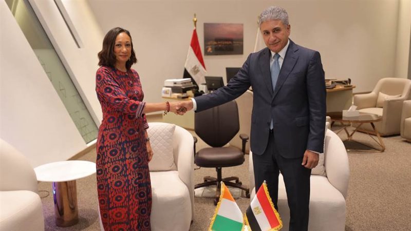 وزير السياحه يستقبل