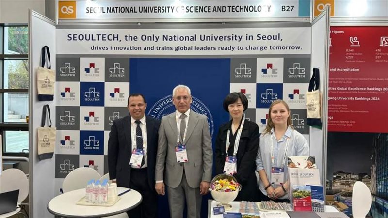 رئيس الجامعة خلال