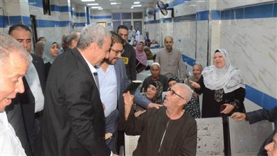 بالصور.. بعد شكاوى المواطنين.. محافظ الغربية يتفقد عيادة أحمد عرابي للتأمين الصحي بكفر الزيات