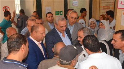 بالصور.. محافظ الغربية يستمع لشكاوى المرضى في عيادة ابن سينا للتأمين بالمحلة