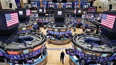 انخفاض الأسهم الأمريكية وسط ترقب لتجارة الذكاء الاصطناعي وقرار المحكمة بشأن الرسوم الجمركية