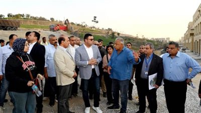 وزير الإسكان يقوم بجولة موسعة بمشروع 
