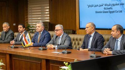 رئيس اقتصادية قناة السويس يشهد توقيع عقد إنشاء مصنع زجاج متكامل في منطقة سخنة 360