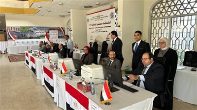 بالصور.. قنصلية مسقط تفتح أبوابها أمام الناخبين المصريين في اليوم الأول لانتخابات مجلس النواب