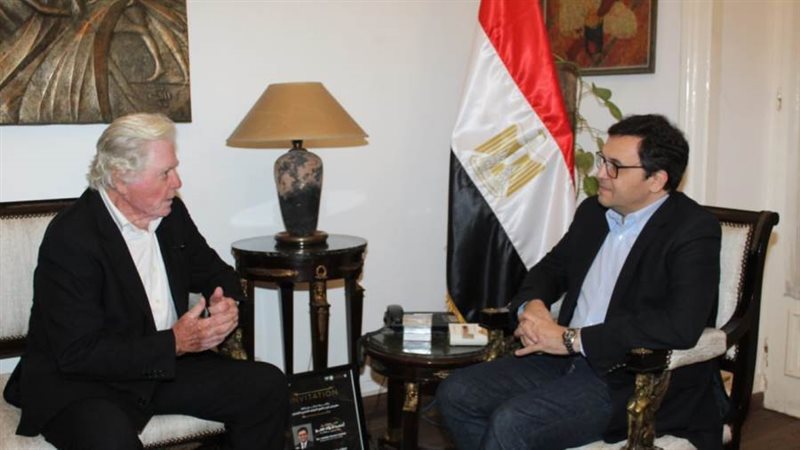 وزير الثقافة والفنان