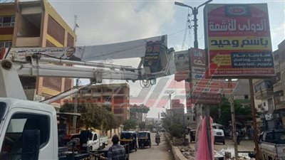 كفر الشيخ تزيل الإعلانات المخالفة بالحامول لتحسين المظهر الحضاري