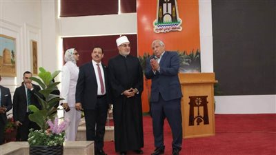 محافظ الوادي الجديد ومفتي الجمهورية يتفقدان مجمع المصالح الحكومية للخدمات الذكية