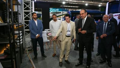 وزير قطاع الأعمال يتفقد جناحي الوزارة في معرض الصناعة والنقل الذكي