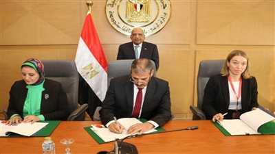 الكهرباء توقع اتفاقية لمبادلة الديون مع ألمانيا لتمويل إقامة محطات طاقة شمسية