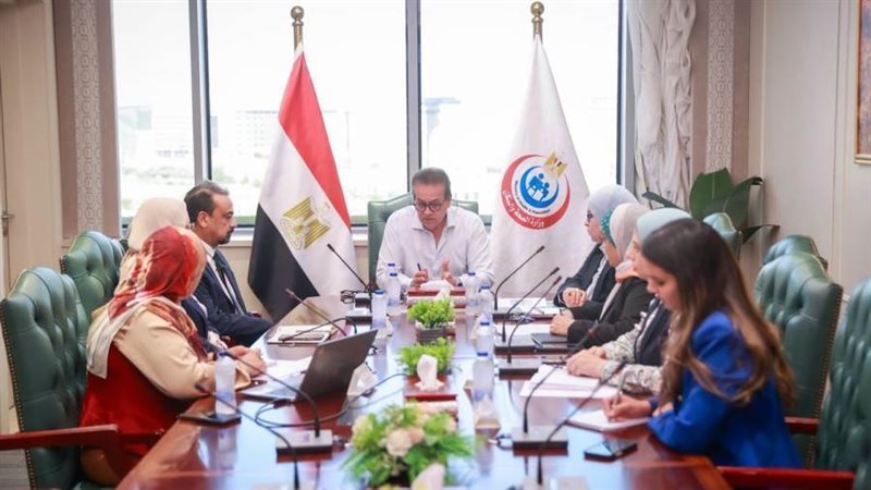 اجتماع وزير الصحة