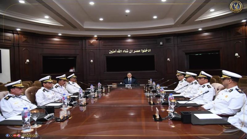 وزير الداخلية يعقد