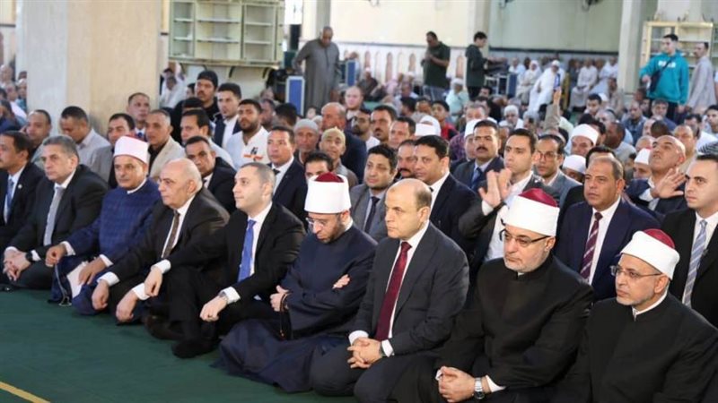 وزير الأوقاف في مسجد