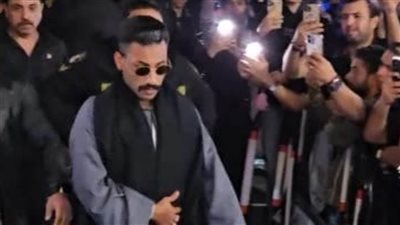 جعفر العمدة يثير الجدل في عزاء والد محمد رمضان