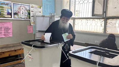 الأنبا مكاريوس أسقف المنيا يدلي بصوته في الانتخابات البرلمانية