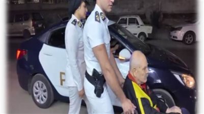 في مشهد إنساني.. أمن الإسكندرية يستجيب لمواطن من كبار السن ويساعده في الإدلاء بصوته