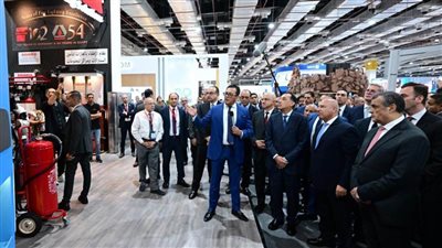 خلال افتتاحه للمعرض والمؤتمر الدولي للنقل والصناعة .. رئيس الوزراء  يتفقد جناح بافاريا ويطلع على أحدث أنظمة الإطفاء