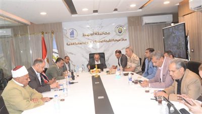 محافظ أسيوط يتابع تأمين عملية فرز الأصوات بعد انتهاء التصويت بلجان الانتخابات