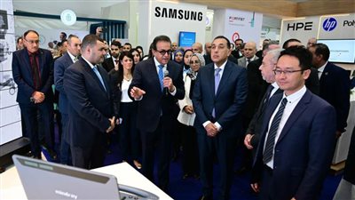 رئيس الوزراء يتفقد معرض 