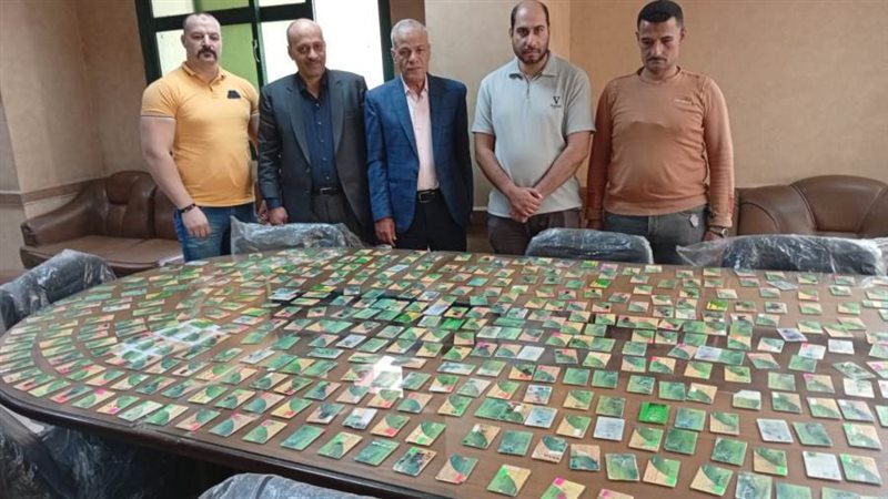 جانب من البطاقات