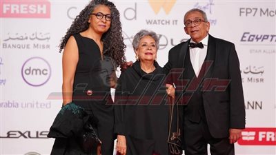 إطلالات النجوم تزيّن السجادة الحمراء في افتتاح مهرجان القاهرة السينمائي