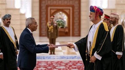 السفير المصري يقدم أوراق اعتماده إلى سلطان عُمان