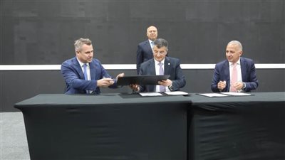 كامل الوزير يشهد توقيع عقد إدارة وتشغيل القطار الكهربائي السريع 