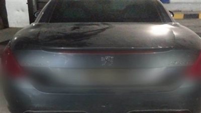 كشف ملابسات تداول تعليق مدعوم بصور بقيام قائد سيارة بتثبيت لوحات معدنية مخالفة على سيارته