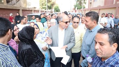 محافظ المنيا يستمع إلى 70 حالة إنسانية ويوجه بتقديم مساعدات مالية للأكثر احتياجًا