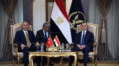 وزير الداخلية يستقبل نظيره التركي والوفد المرافق خلال زيارة رسمية للبلاد 