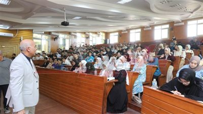 رئيس جامعة كفر الشيخ يتفقد سير العملية التعليمية بالجامعة الأهلية