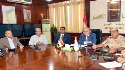 محافظ الأقصر يناقش الاستعدادت الخاصة باحتفالات العيد القومي للمحافظة