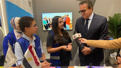 وزير الصحة يشيد بجهود الطفولة والأمومة خلال زيارته لجناح المجلس بمؤتمر السكان