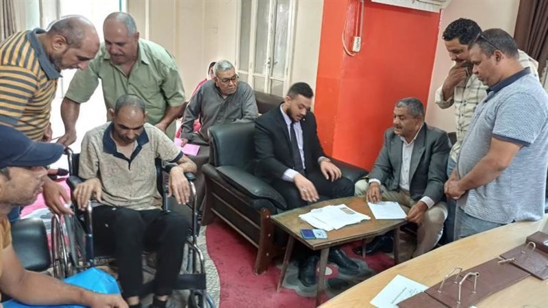 تسليم عقود عمل لذوى