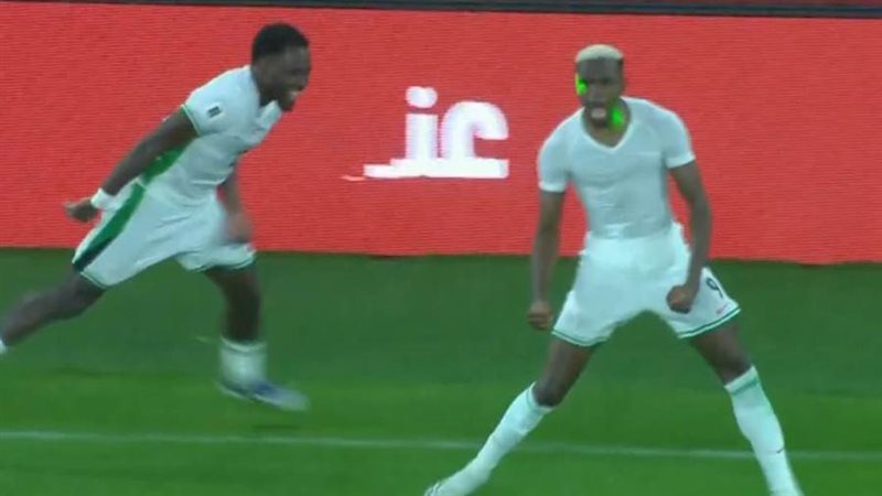 فيكتور أوسيمين يحتفل