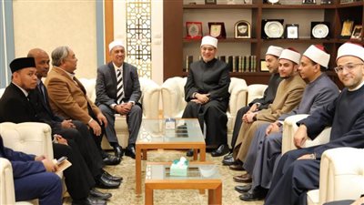 مفتي الجمهورية يستقبل وفدًا من المسؤولين الدينيين بولاية بهانج الماليزية لتعزيز التعاون الإفتائي والتدريبي