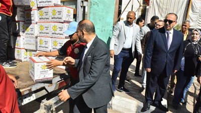 محافظ أسيوط يتفقد قافلة مساعدات إنسانية لدعم الأسر الأولى بالرعاية