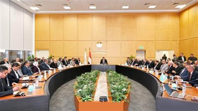 وزير الإسكان يجتمع مع رئيس الشركة القابضة لمياه الشرب والصرف الصحي ورؤساء الشركات