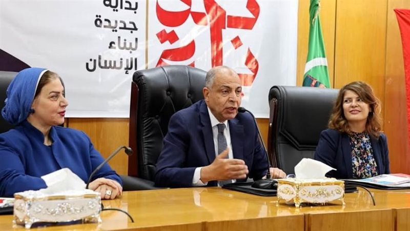 محافظ المنيا خلال