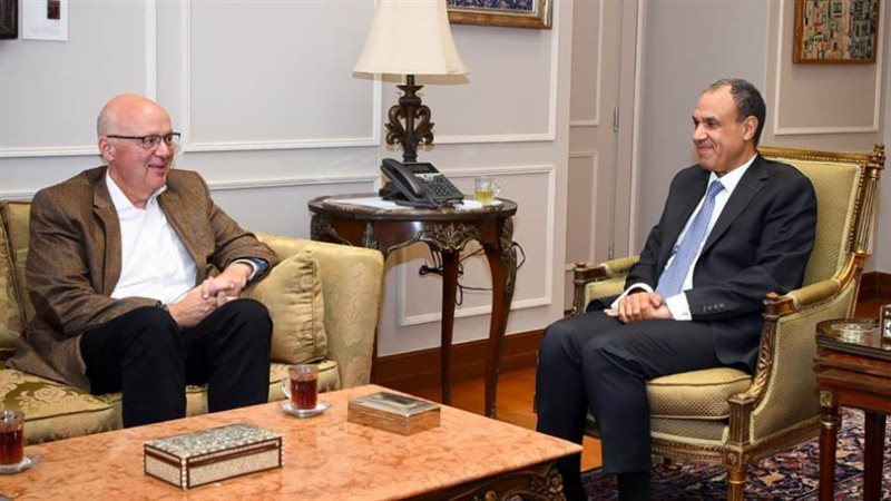 وزير الخارجية يتلقى